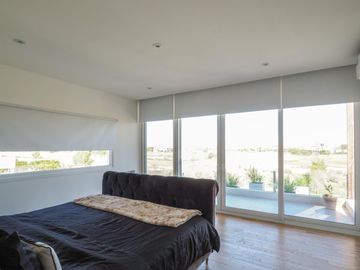 Moderna y canchera casa al golf en El Golf, Nordelta