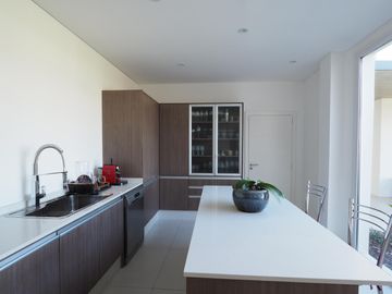 Moderna y canchera casa al golf en El Golf, Nordelta