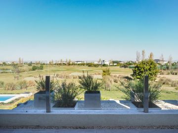 Moderna y canchera casa al golf en El Golf, Nordelta