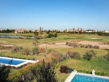 Moderna y canchera casa al golf en El Golf, Nordelta