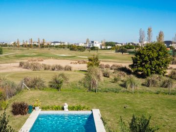 Moderna y canchera casa al golf en El Golf, Nordelta