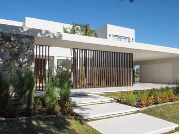 Moderna y canchera casa al golf en El Golf, Nordelta