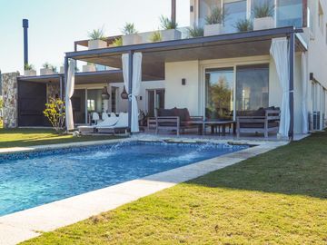 Moderna y canchera casa al golf en El Golf, Nordelta