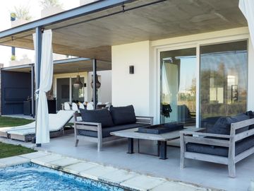 Moderna y canchera casa al golf en El Golf, Nordelta