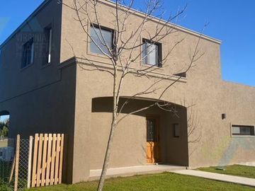 MUY LINDA CASA EN LOTE CENTRAL