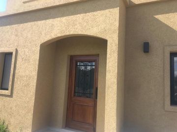 MUY LINDA CASA EN LOTE CENTRAL