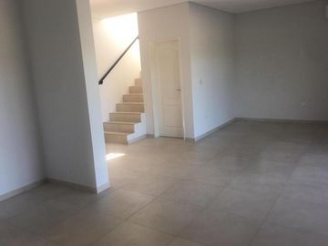 MUY LINDA CASA EN LOTE CENTRAL