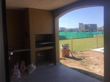 MUY LINDA CASA EN LOTE CENTRAL