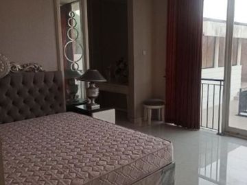 Rumah Rumah Palm Beach Minimalis, Furnish, Row 5 mobil