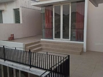 Rumah Rumah Palm Beach Minimalis, Furnish, Row 5 mobil