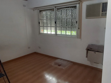 TIPO CASA AL FRENTE, EN 3 PLANTAS Y DOS PATIOS.