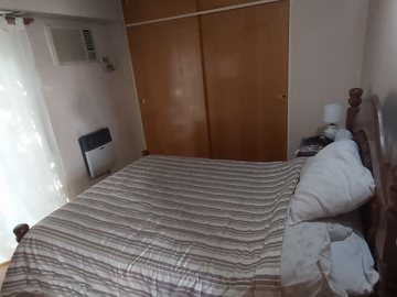 TIPO CASA AL FRENTE, EN 3 PLANTAS Y DOS PATIOS.
