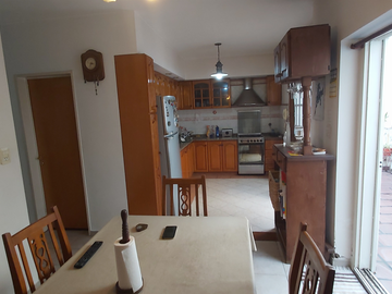 TIPO CASA AL FRENTE, EN 3 PLANTAS Y DOS PATIOS.