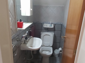 TIPO CASA AL FRENTE, EN 3 PLANTAS Y DOS PATIOS.