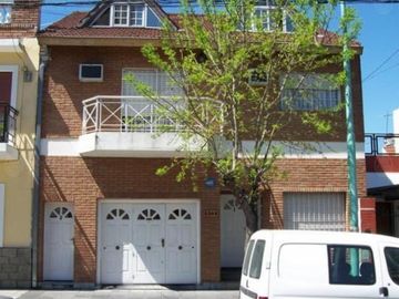 TIPO CASA AL FRENTE, EN 3 PLANTAS Y DOS PATIOS.