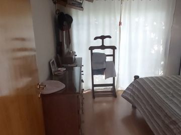 TIPO CASA AL FRENTE, EN 3 PLANTAS Y DOS PATIOS.