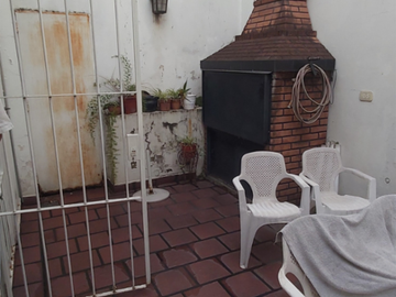 TIPO CASA AL FRENTE, EN 3 PLANTAS Y DOS PATIOS.