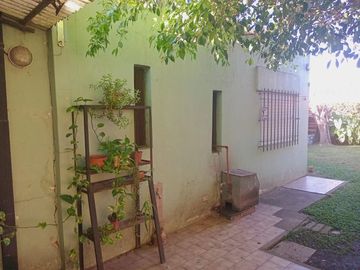 VENTA Gran ubicación casa con 2 dormitorios y 420 metros cuadrados de lote APTA CRÉDITO