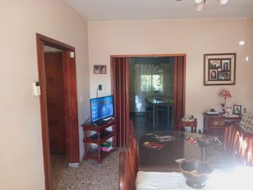 VENTA Gran ubicación casa con 2 dormitorios y 420 metros cuadrados de lote APTA CRÉDITO