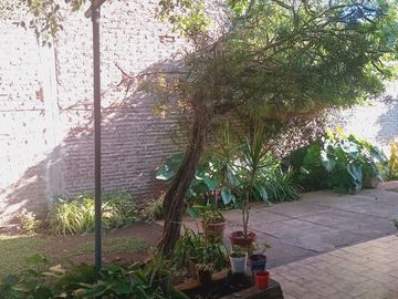 VENTA Gran ubicación casa con 2 dormitorios y 420 metros cuadrados de lote APTA CRÉDITO