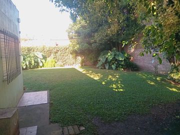 VENTA Gran ubicación casa con 2 dormitorios y 420 metros cuadrados de lote APTA CRÉDITO