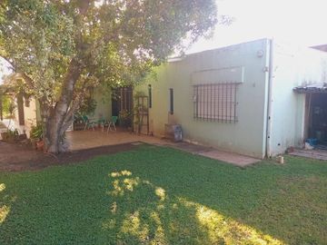 VENTA Gran ubicación casa con 2 dormitorios y 420 metros cuadrados de lote APTA CRÉDITO