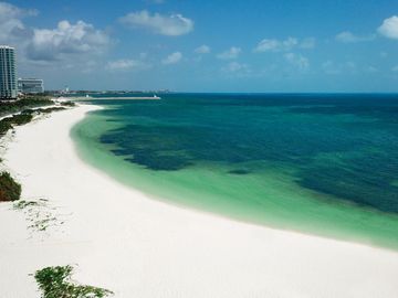 Departamento con jardín privado, vista al mar y la marina. Ademas de amenidades