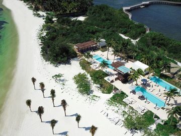 Departamento con jardín privado, vista al mar y la marina. Ademas de amenidades