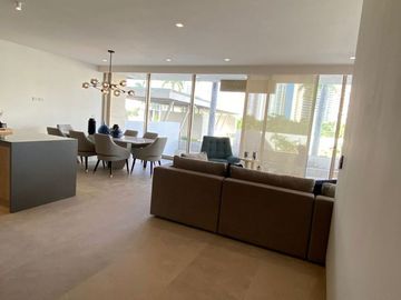 Departamento con jardín privado, vista al mar y la marina. Ademas de amenidades