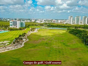 Departamento con jardín privado, vista al mar y la marina. Ademas de amenidades
