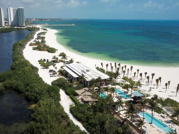 Departamento con jardín privado, vista al mar y la marina. Ademas de amenidades