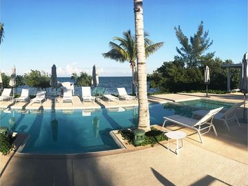 Departamento con jardín privado, vista al mar y la marina. Ademas de amenidades