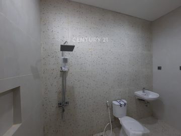 Rumah Ada Taman Belakang Di Graha Raya Gb 18097