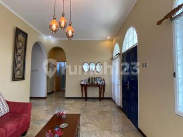 Rumah Klasik dan Homey Luas 375m² di Cinere Dekat Tol Desari