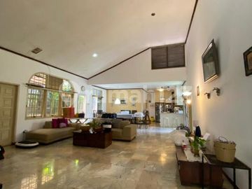 Rumah Klasik dan Homey Luas 375m² di Cinere Dekat Tol Desari