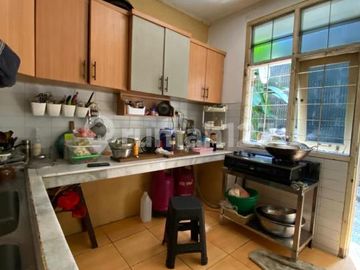 Rumah Klasik dan Homey Luas 375m² di Cinere Dekat Tol Desari