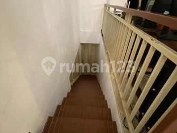 Rumah Klasik dan Homey Luas 375m² di Cinere Dekat Tol Desari