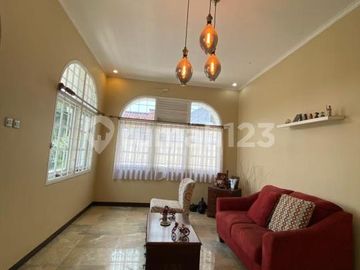 Rumah Klasik dan Homey Luas 375m² di Cinere Dekat Tol Desari