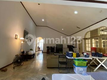 Rumah Klasik dan Homey Luas 375m² di Cinere Dekat Tol Desari