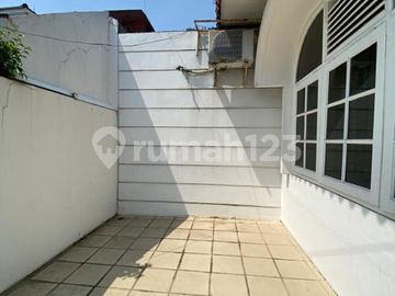 Rumah Klasik dan Homey Luas 375m² di Cinere Dekat Tol Desari