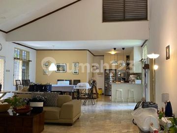 Rumah Klasik dan Homey Luas 375m² di Cinere Dekat Tol Desari