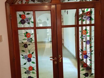 MUY BELLA Y AMPLIA PROPIEDAD ( Casa + Depto + Pileta + 2 Quinchos) CON VISTA A LAS SIERRAS, CERCANA