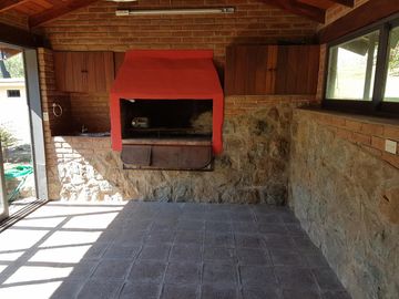 MUY BELLA Y AMPLIA PROPIEDAD ( Casa + Depto + Pileta + 2 Quinchos) CON VISTA A LAS SIERRAS, CERCANA