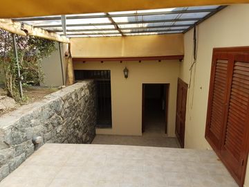 MUY BELLA Y AMPLIA PROPIEDAD ( Casa + Depto + Pileta + 2 Quinchos) CON VISTA A LAS SIERRAS, CERCANA