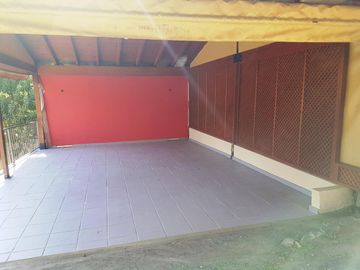 MUY BELLA Y AMPLIA PROPIEDAD ( Casa + Depto + Pileta + 2 Quinchos) CON VISTA A LAS SIERRAS, CERCANA
