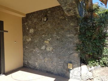 MUY BELLA Y AMPLIA PROPIEDAD ( Casa + Depto + Pileta + 2 Quinchos) CON VISTA A LAS SIERRAS, CERCANA