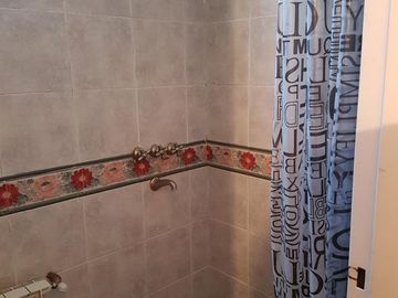 MUY BELLA Y AMPLIA PROPIEDAD ( Casa + Depto + Pileta + 2 Quinchos) CON VISTA A LAS SIERRAS, CERCANA