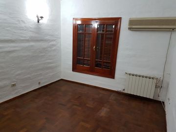 MUY BELLA Y AMPLIA PROPIEDAD ( Casa + Depto + Pileta + 2 Quinchos) CON VISTA A LAS SIERRAS, CERCANA