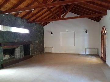 MUY BELLA Y AMPLIA PROPIEDAD ( Casa + Depto + Pileta + 2 Quinchos) CON VISTA A LAS SIERRAS, CERCANA