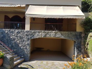 MUY BELLA Y AMPLIA PROPIEDAD ( Casa + Depto + Pileta + 2 Quinchos) CON VISTA A LAS SIERRAS, CERCANA